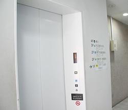 エレベーターを完備しております。 車いすの方でも安心してご来院ください。