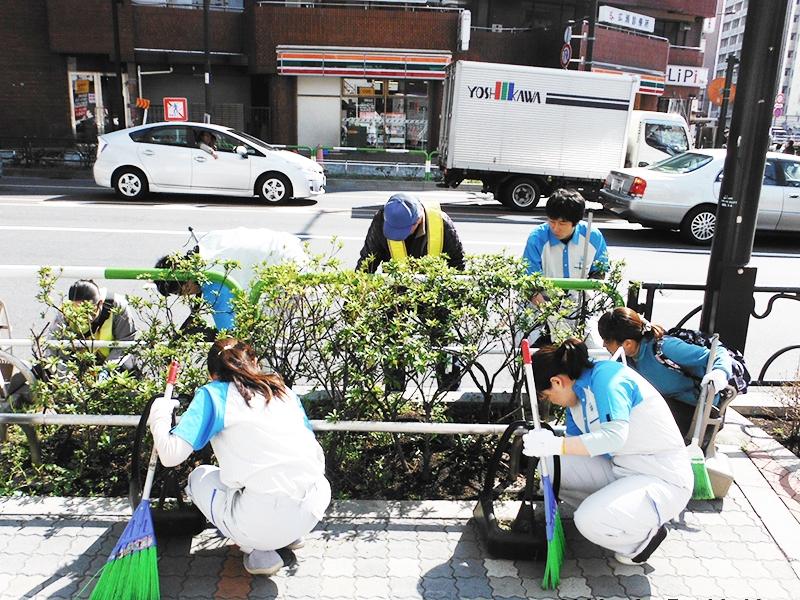 屋外清掃で元気を取り戻す仲間たち
