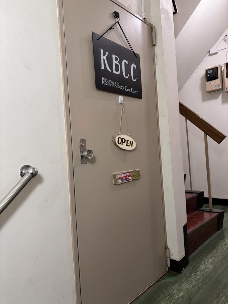 階段を上がってすぐ左にお店の入口があります