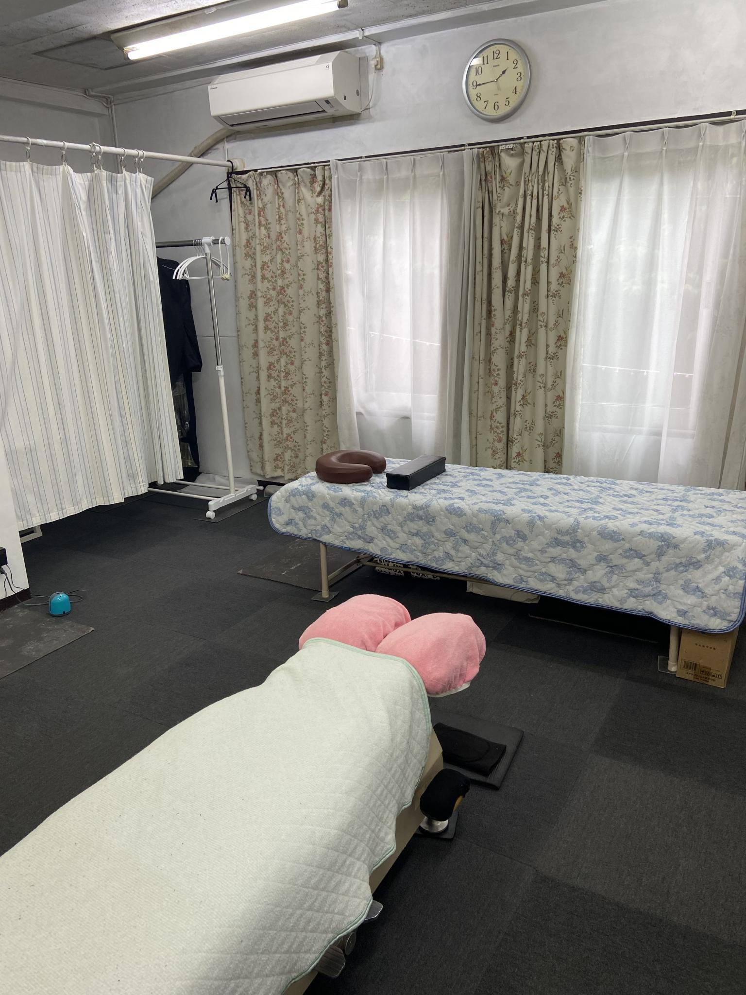診療台、カイロベッド、各１台ずつ